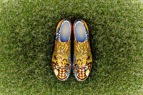 “神兽”版足球靴 adizero f50