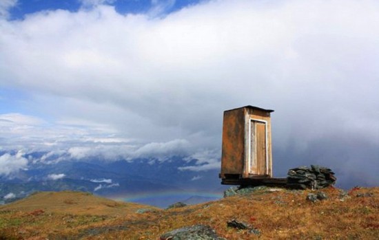 2600米悬崖上的“终极”厕所