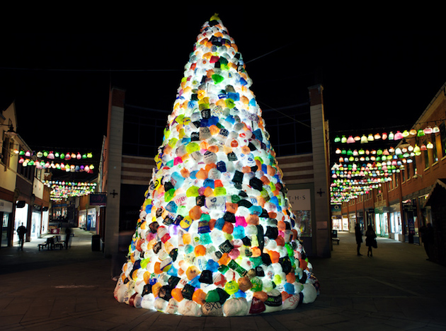 名为“消费主义”的梦幻塑料袋圣诞树
