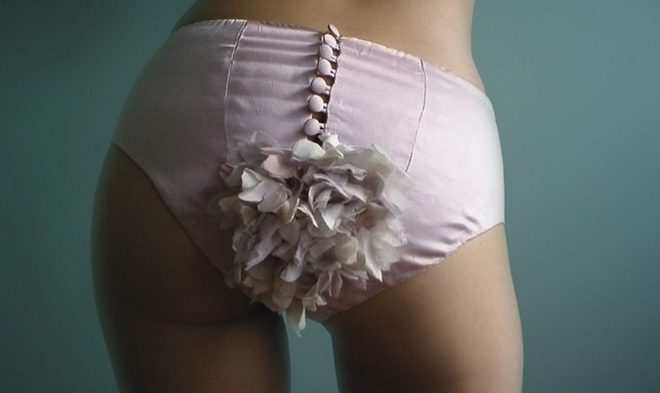Strumpet &Pink内衣诱惑 让走光来得更唯美一些