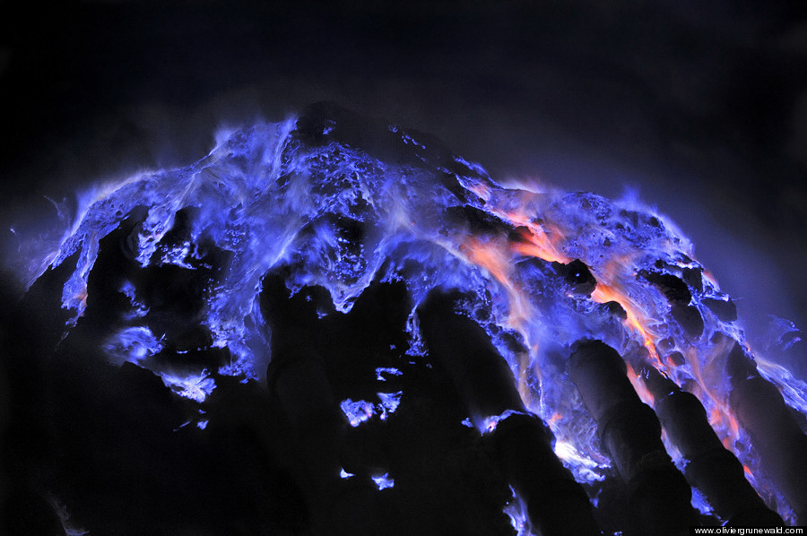 火山也超凡脱俗 绝美蓝色火焰