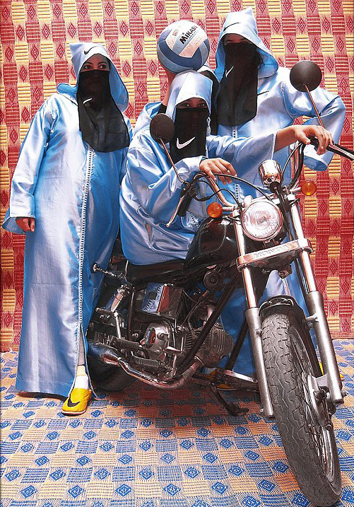 摩洛哥街头的“黑帮”女摩托