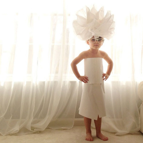 4岁小Model手工打造并演绎纸质时装秀