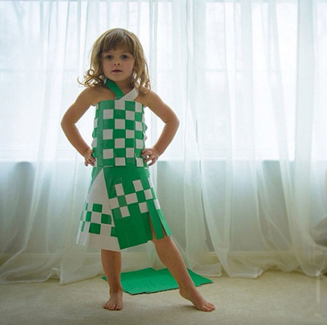 4岁小Model手工打造并演绎纸质时装秀