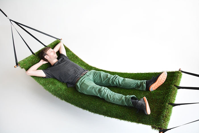 用草皮做吊床 享受田园好时光