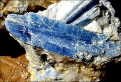 蓝晶石 强大功效的珍贵彩宝